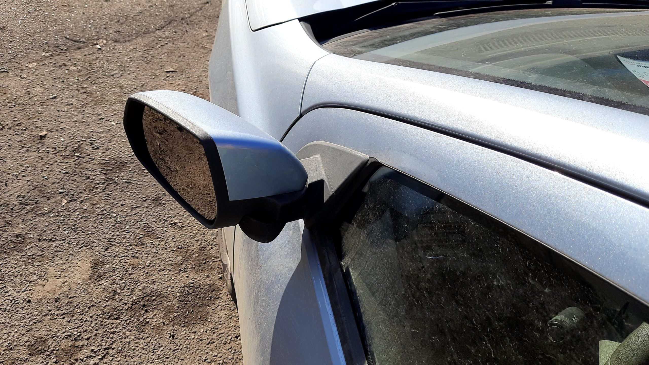 Как в безопасности снять зеркало с внешней стороны автомобиля?
